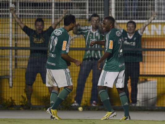Após sair na frente, o Palmeiras tomou um susto com o gol de Lobatón, mas conseguiu reagir e vencer o Sporting Cristal por 2 a 1, pela Copa Libertadores, nesta quinta-feira