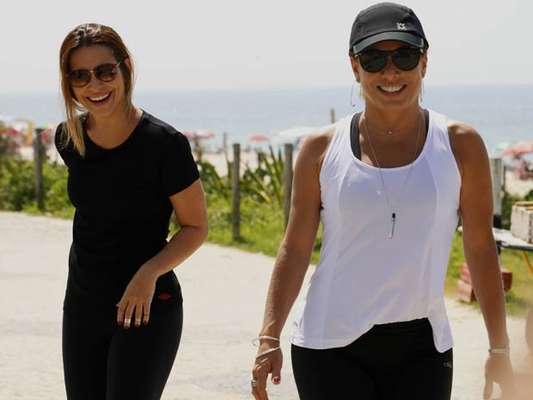 Cleo Pires, Paloma Bernardi, Cissa Guimarães, Totia Meirelles e Jayme Periard gravaram cenas da novela 'Salve Jorge' nesta sexta-feira (15) em uma praia da zona oeste carioca