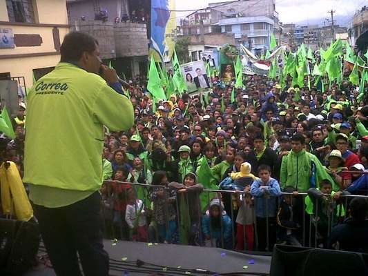 O atual presidente, Rafael Correa (Alianza País), aparece como favorito em todas as pesquisas para vencer ainda no primeiro turno. Mesmo com a vantagem, Correa recorreu o país em campanha desde janeiro tentando convencer os eleitores a optarem por sua lista para a Assembleia Nacional, onde busca ter maioria absoluta para um eventual segundo mandato