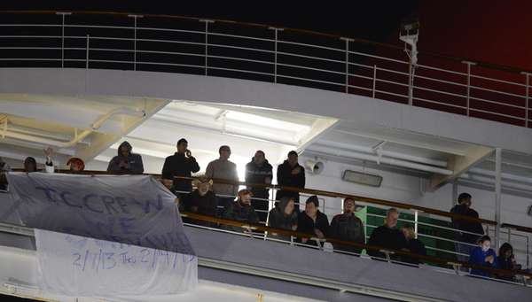 El último pasajero del barco crucero averiado que permaneció en el Golfo de México cinco días de pesadilla ya abandonó el buque, dijo la empresa Carnival Cruise Line. 'Fue un infierno', dijeron a los medios que los aguardaban varios de los pasajeros. La compañía señaló la madrugada del viernes en su cuenta de Twitter, "Todos los huéspedes ya han desembarcado del Carnival Triumph". La mayoría ya está rumbo a sus hogares.