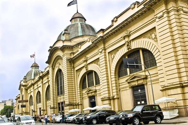 Considerado um ponto turístico da capital paulista, o Mercado Municipal de São Paulo, ou Mercadão, reúne uma grande variedade de frutas, oleaginosas, chás, queijos, frutos do mar, carnes e outros alimentos. Na foto, fachada do Mercado Municipal de São Paulo, restaurada recentemente para manter a cor original. Endereço: rua da Cantareira, 306, Bom Retiro. Tel.: 11 3313.7456