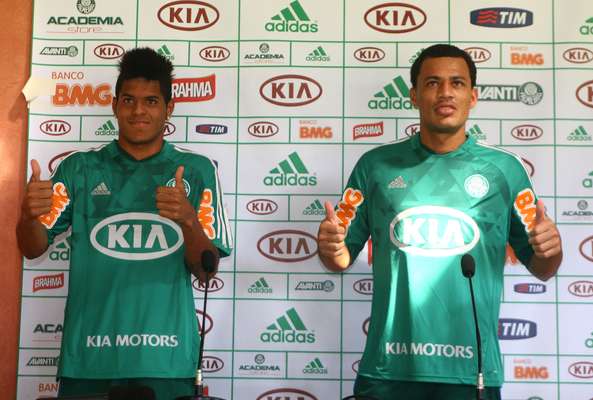 O Palmeiras apresentou o atacante Leandro e o meio-campista Léo Gago, que vieram como parte da negociação de Hernán Barcos com o Grêmio