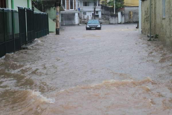 Rua Água Fria, na zona norte, era um dos pontos alagados na cidade