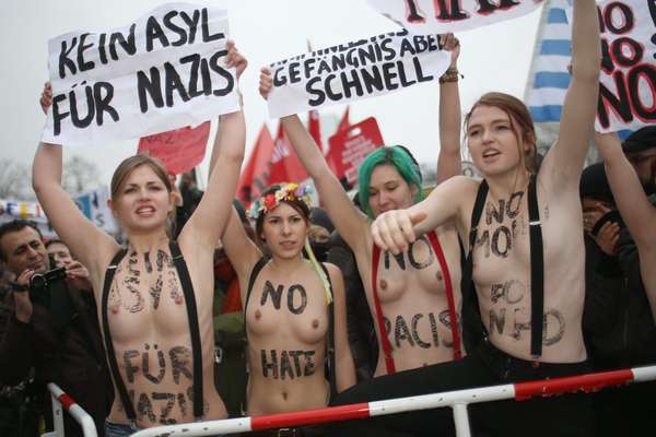 16 de fevereiro - Ativistas do grupo Femen protestam seminuas nas ruas de Berlim, na Alemanha, contra o Partido Nacional Democrata (NPD), de extrema direita. As manifestantes foram presas após mostrarem cartazes e gritarem palavras de ordem com os seios à mostra