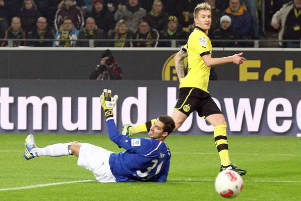 O Borussia Dortmund contou com três gols do atacante Marco Reus para derrotar o Eintracht Frankfurt por 3 a 0 neste sábado, pela rodada 22 do Campeonato Alemão, e defendeu a vice-liderança da tabela