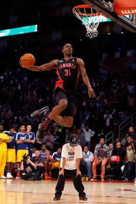 Terrence Ross, de los Toronto Raptors, destronó al campeón defensor Jeremy Evans, de Utah, y ganó el Concurso de Clavadas (Slam Dunk) del Juego de Estrellas de la NBA, en una votación decidida por los aficionados a través de las redes sociales.