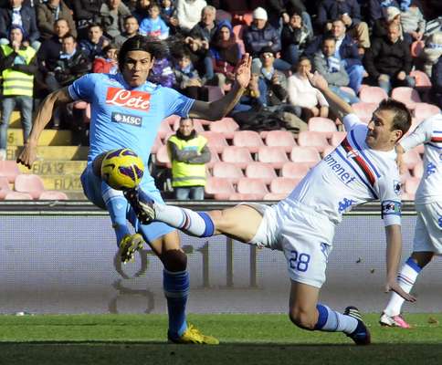 Atuando em casa, no Estádio San Paolo, a equipe do Napoli não passou de um empate em 0 a 0 com a Sampdoria, neste domingo, pela 25ª rodada do Campeonato Italiano, e desperdiçou grande chance de diminuir a vantagem da líder Juventus. O atacante uruguaio Edinson Cavani (à esq.) passou em branco pelo quarto jogo seguido