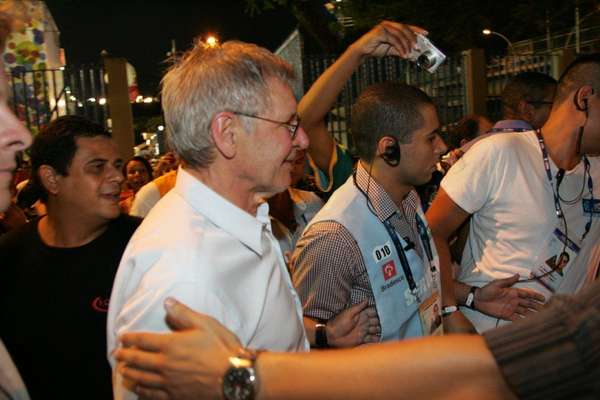 Não é apenas nos dias oficiais de folia que o Carnaval do Rio de Janeiro é cheio de celebridades. Neste sábado (16), durante o Desfile das Campeãs, na Sapucaí, o ator Harrison Ford, acompanhado da mulher Calista Flockhart, conferiu as seis melhores escolas de 2013. O ator foi ciceroneado no evento pelo prefeito do Rio de Janeiro, Eduardo Paes