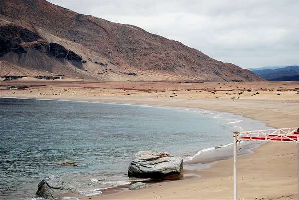 Cifuncho, ChileSituada numa área desértica do norte do Chile, a 40 km da cidade de Taltal, na região de Antofagasta, a praia de Cifuncho tem areias brancas e águas limpas que formam um visual impressionante. A pouca infraestrutura faz com que os visitantes tenham de levar água e comida na hora de ir passar o dia na praia
