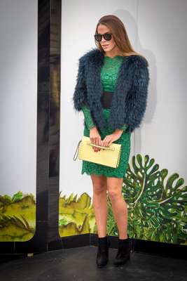 Fashionista optou por vestido de renda verde com cintura bem marcada, bota cano baixo e jaqueta de lã, além da bolsa carteira