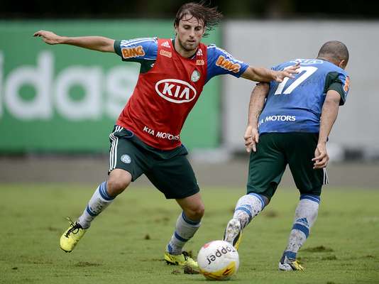 Palmeiras se apresentou nesta terça-feira na Academia de Futebol, em São Paulo, e treinou sob chuva
