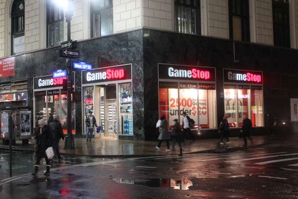 A notícia de que os novos videogames da Sony e Microsoft podem ganhar códigos de de ativação de jogos para seus primeiros compradores está deixando alguns consumidores nova-iorquinos preocupados. Isso porque o bloqueio acabaria com a possibilidade de se repassar games usados, podendo prejudicar o mercado de títulos desse gênero, que tem grande apelo entre os consumidores devido ao barateamento desses usualmente caros produtos. Na imagem, fachada da GameStop, maior rede varejista de venda de games nos EUA
