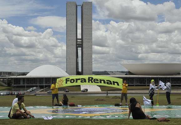 Manifestantes exigem saída de Renan Calheiros da presidência do Senado