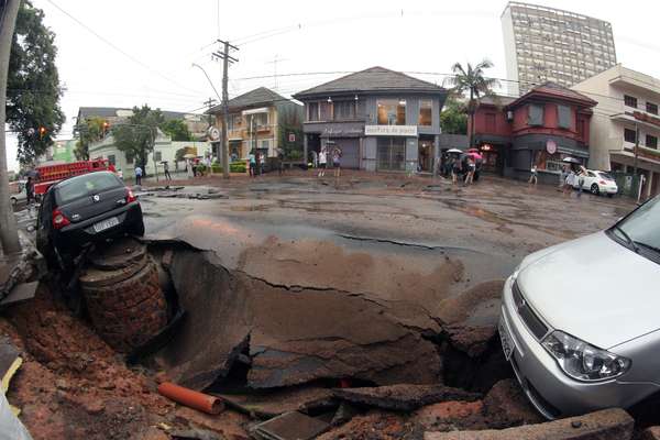 Asfalto cede na rua Coronel Bordini, durante temporal