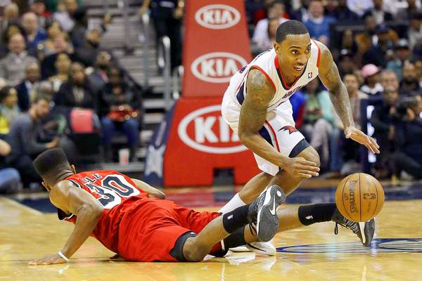 Heat vs. Hawks: Jeff Teague (0) recupera el balón perdido por Norris Cole (30).