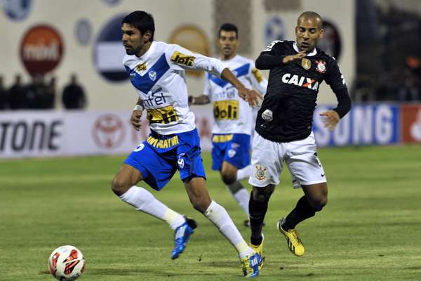 Em jogo na cidade de Oruro (Bolívia), Corinthians sai na frente, mas cede empate por 1 a 1 para o San José; partida marcou a estreia das duas equipes na Copa Libertadores da América 2013