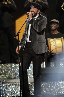 Para dar inicio a la velada del 25 aniversario del Premio Lo Nuestro, el cantante Juan Luis Guerra rompió el hielo, poniendo el ritmo Latino a la noche, con un completo repertorio de sus mejores éxitos.