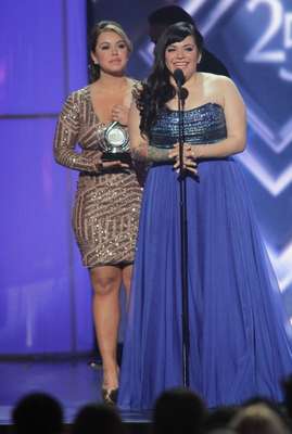 Artista Femenina del Año en la categoría pop: Jenni Rivera. El pemio lo recibieron sus hijas "Chiquis" y Jenicka.