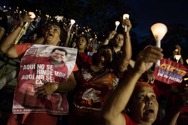 Cientos de venezolanos realizaron una vigilia y oraron por la recuperación del presidente Hugo Chávez, que permanece en un hospital recibiendo tratamiento tras sufrir complicaciones luego de una delicada intervención quirúrgica contra el cáncer, a la que se sometió en diciembre.
