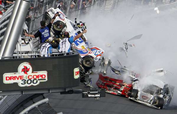 Um impressionante acidente marcou a etapa de Daytona da Nationwide Series, divisão inferior da Nascar. Durante a prova deste sábado, abertura da temporada, 11 carros se envolveram em uma batida na última volta