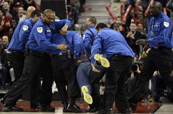 Um torcedor invadiu a quadra do Air Canada Centre durante a partida entre Toronto Raptors e New York Knicks. Ele foi detido por seguranças. Ao final, os Raports bateram os Knicks em casa por 100 a 98. Veja mais fotos da rodada da noite desta sexta-feira pela NBA: