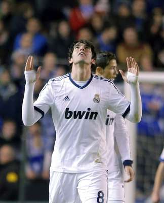 Kaká comemora primeiro gol do Real Madrid na vitória por 2 a 1 de virada sobre o La Coruña pelo Campeonato Espanhol