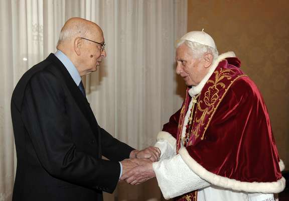 O Papa Bento XVI, à direita, recebe presidente italiano, Giorgio Napolitano posar para os fotógrafos, por ocasião do seu encontro, no Vaticano