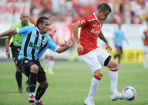 D'Alessandro comemora gol do Inter em clássico deste domingo