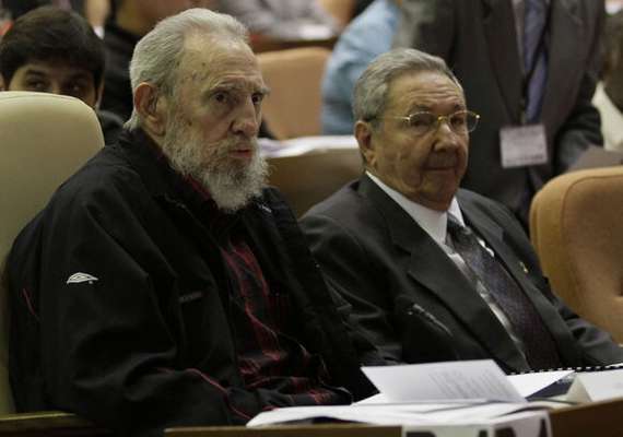 Fidel compareceu à sessão do Parlamento ao lado de seu irmão e atual presidente, Raúl Castro