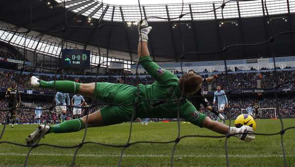 Goleiro Joe Hart, do Manchester City, defende pênalti batido por seu companheiro da seleção inglesa, Frank Lampard, do Chelsea. O City bateu o clube rival neste domingo por 2 a 0, pelo Campeonato Inglês. Veja mais fotos da rodada: