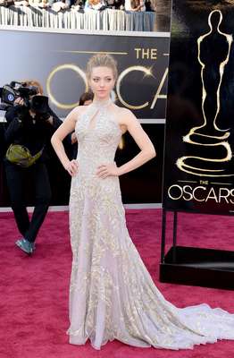 Amanda Seyfried - Maravilhoso esse vestido Alexander McQueen que Amanda Seyfried escolheu para o tapete vermelho. Gola alta, com recorte, dorso mais reto e saia que vai se abrindo em cauda. O cabelo preso foi a escolha ideal para valorizar o lindo modelo bordado sobre tecido lilás.