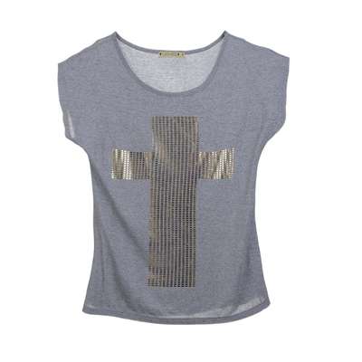 Camiseta cinza com cruz dourada, da C&A. Preço: R$29,90. Informações: (11) 2167-0040