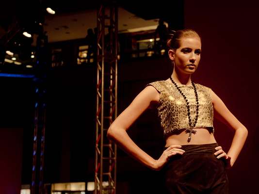 Roupas camufladas, estampas de oncinha, spikes, crucifixo e brilho muito brilho. A coleção apresentada no primeiro dia de Mega Polo Moda, nesta segunda-feira (25), na região central de São Paulo, aparece bem dinâmica e promete um inverno para todos os gostos