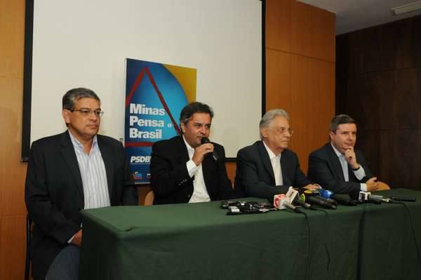 FHC, ao lado do senador Aécio Neves, do governador Antonio Anastasia e do presidente do PSDB de Minas Gerais, deputado federal Marcus Pestana, deu entrevista a imprensa em Minas