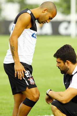 Em treino realizado na tarde desta terça-feira no CT Joaquim Grava, o treinador Tite encaminhou o time titular com duas alterações: Jorge Henrique, lesionado, dá lugar ao meio-campista Renato Augusto, enquanto Emerson sai para a entrada do atacante Alexandre Pato