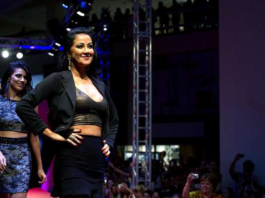 Helen Ganzarolli foi a atração da grife Jota Reis nesta terça-feira (26) no Mega Polo Moda. Ela desfilou com a barriga à mostra