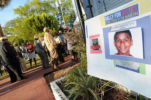 La muerte de Trayvon Martin, un adolescente negro desarmado, por el disparo de un vigilante voluntario en EE.UU. cumple mañana un año con la celebración de vigilias y concentraciones que lo recuerdan y piden justicia por este caso marcado con acusaciones de tinte racial.