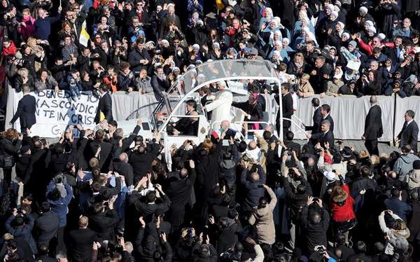Aclamado por una muchedumbre, el papa Benedicto XVI ingresó este miércoles a bordo de su papamóvil a la Plaza de San Pedro para presidir la última audiencia pública de su pontificado a la que asisten miles de fieles de todo el mundo. Benedicto XVI pidió, hablando en español, que recen por él y por los cardenales, "llamados -dijo- a la delicada tarea de elegir a un nuevo Sucesor en la Cátedra del apóstol Pedro".El pontífice, en su última audiencia pública, también agradeció, siempre hablando en español, el "respeto y la comprensión" con la que ha sido acogida su decisión de renunciar al papado y reiteró que la ha tomado "con plena libertad".