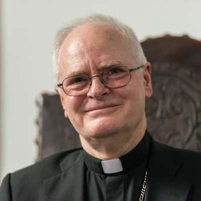 Após a renúncia de Bento XVI, no dia 28 de fevereiro, o novo Papa será escolhido por um grupo de 120 cardeais que se reunirá para a decisão. Todos votam e são elegíveis. O Conclave na Capela Sistina deve acontecer na segunda quinzena de março. Para que haja uma eleição válida é preciso ter uma maioria de dois terços. Ao todo, são cinco cardeais brasileiros que participam do Conclave. Na foto, dom Odilo Scherer, de 63 anos, arcebispo de São Paulo