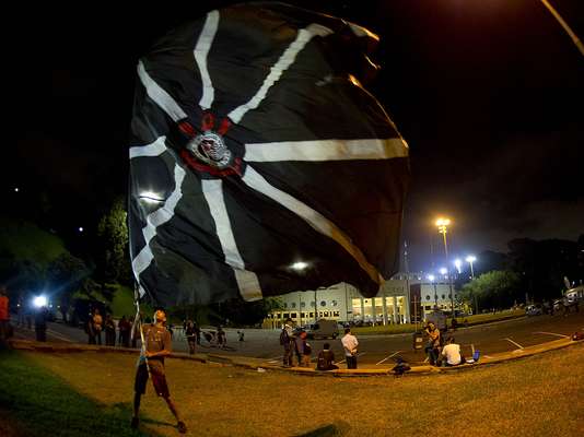 A proibição de jogos com torcida para o Corinthians na Copa Libertadores e o temor de presença de público mesmo assim fez a Praça Charles Miller ser fechada nesta quarta-feira; poucos corintianos marcaram presença