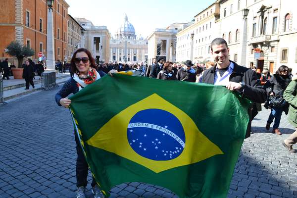 Simone Craveiro e Edson Pessoa, de Maceió (AL) estavam de férias na Europa e fizeram questão de participar da audiência. Simone disse que "Bento XVI poderá ser um conselheiro do próximo Papa"