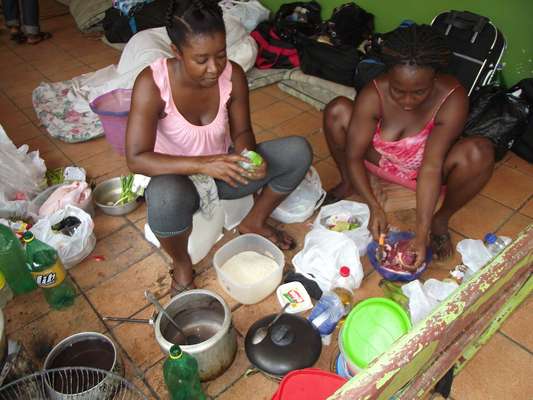 Centenas de haitianos chegaram ao Acre em busca de emprego e condições de vida melhores
