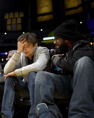 Ashton Kutcher, ator da série Two and a Half Men, acompanhou triunfo dos Lakers sobre o Minnesota Timberwolves