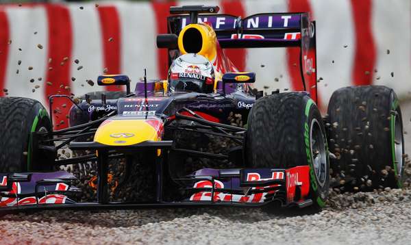 Tricampeão mundial, alemão Sebastian Vettel escapa para a caixa de brita nesta sexta-feira, durante o segundo dia de treinos coletivos da Fórmula 1 em Barcelona. A sessão começou com pista úmida, após as chuvas que caíram durante a madrugada sobre o Circuito de Montmeló. Veja fotos das atividades: