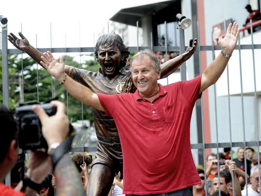 Zico foi homenageado neste sábado com uma estátua de bronze na Gávea; maior jogador da história do Flamengo completa 60 anos no domingo