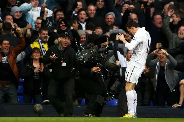 Gareth Bale celebra seu gol em vitória do Tottenham por 2 a 1 contra o Arsenal no clássico de Londres