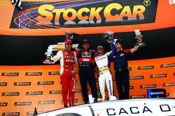 Cacá Bueno abriu a temporada 2013 da Stock Car com uma vitória eletrizante, com direito a dupla ultrapassagem sobre Valdeno Brito e Átila Abreu nas últimas voltas