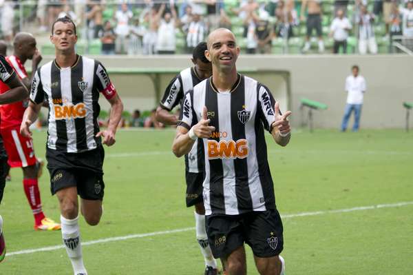 Atlético-MG bateu Guarani e continua na briga pelo topo