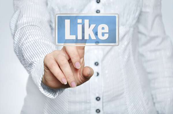 Curtir ou não curtir? É raro quem não mantenha um perfil no Facebook. A ferramenta que possibilita manter contato com amigos e compartilhar todo tipo de coisa - sentimentos, pensamentos, novidades. E, assim como na vida real, há os que exageram na dose e postam tudo o que vem à cabeça. O Terra coletou dicas com a consultora de etiqueta Ligia Marques, que aponta comportamentos que merecem atenção e deveriam ser evitados