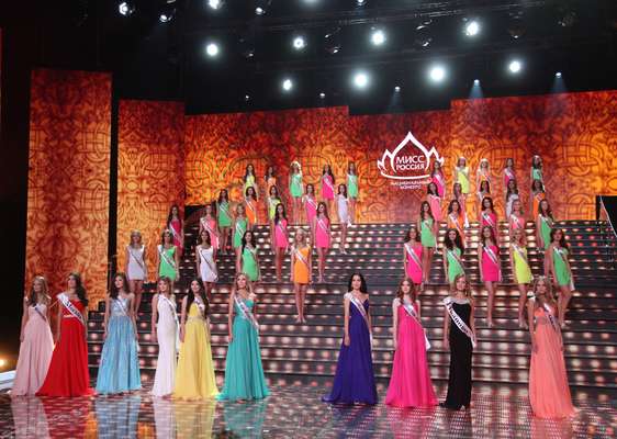 La ciudad de Moscú ha sido sacudida por la belleza de sus mujeres, durante una dura competencia de belleza entre más de 50 candidatas, donde Elmira Abdrazakova de 18 años de edad, fue elegida como la nueva soberana al trono de Miss Rusia 2013.